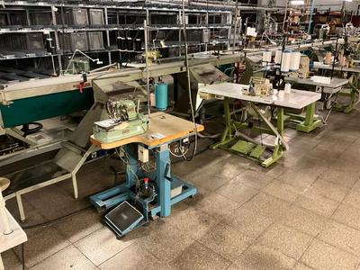 Overzichtsfoto van (3x) industrial sewing machine