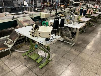 Overzichtsfoto van (2x) industrial sewing machine