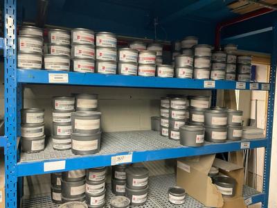 Översiktsbild av ink storage rack and rest ink stock (ink room)