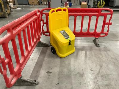 Overzichtsfoto van absorbix spill kit an 2 safety fenches