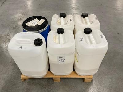 Översiktsbild av lot of  jerry cans with various coatings, 9 pieces