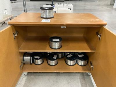 Overzichtsfoto van lot of stitch wire with cabinet