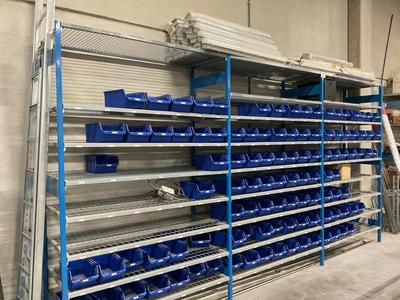 Photo d'aperçu de steel rack, 3 sections, with plastic storage buckets