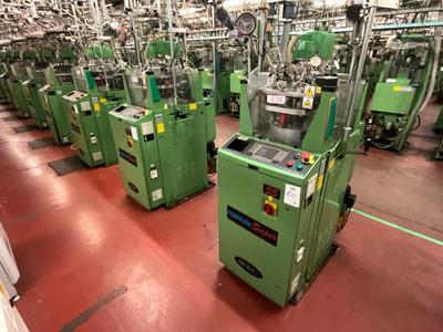 Overzichtsfoto van (2x) 2004 Matec pendolina super 55 knittingmachine