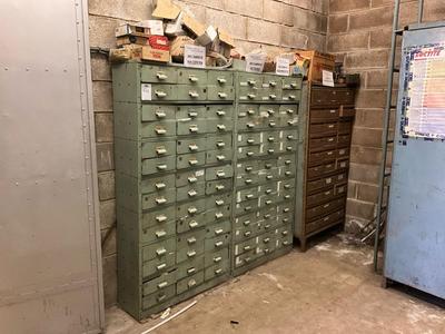 Immagine panoramica di cabinet with spareparts