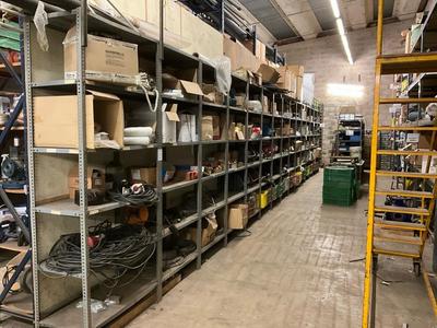 Immagine panoramica di shelving with content