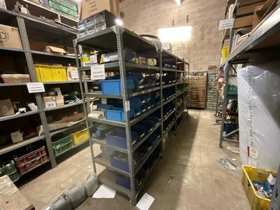 Immagine panoramica di shelving with content