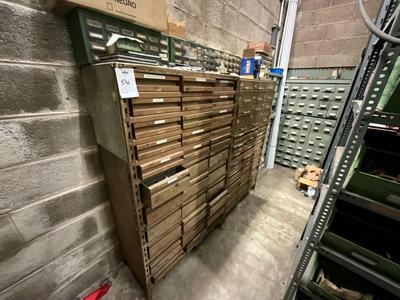 Immagine panoramica di cabinet with boults nuts screws