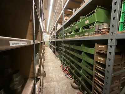 Översiktsbild av shelving with content