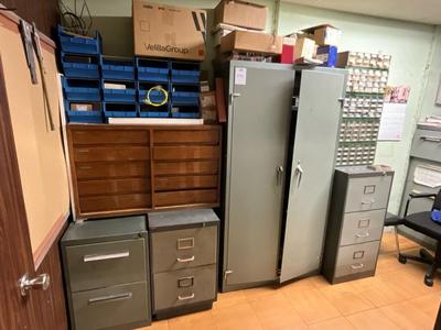 Immagine panoramica di cabinets with spareparts