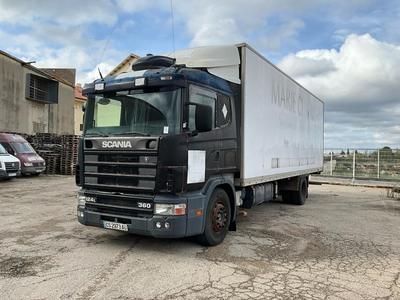 Immagine panoramica di Scania 124L rigid truck