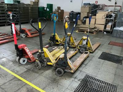 Översiktsbild av (6x) various pallettrucks