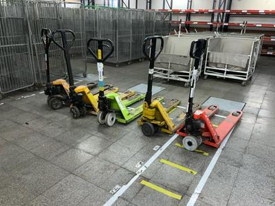 Overzichtsfoto van (5x) various pallettrucks