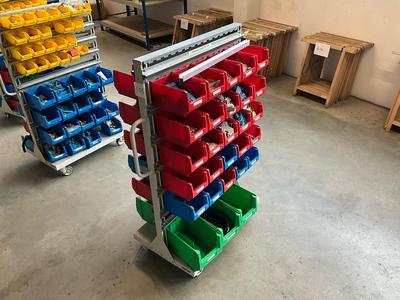 Översiktsbild av electrical cabinet components