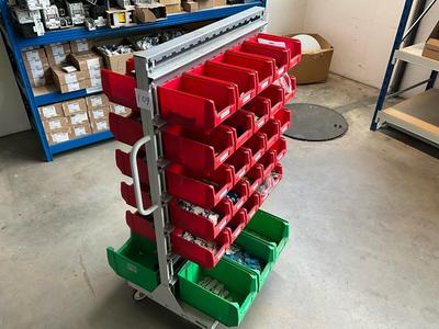 Översiktsbild av electrical cabinet components