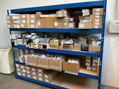 Översiktsbild av electrical cabinet components