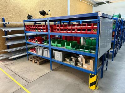 Översiktsbild av electrical cabinet components