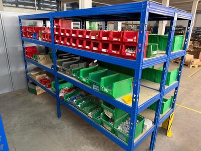 Översiktsbild av electrical cabinet components