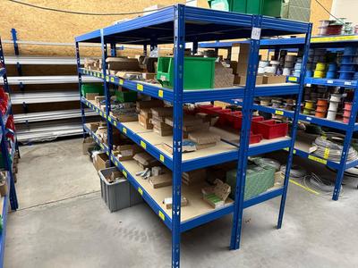 Översiktsbild av electrical cabinet components