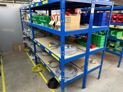 Översiktsbild av electrical cabinet components