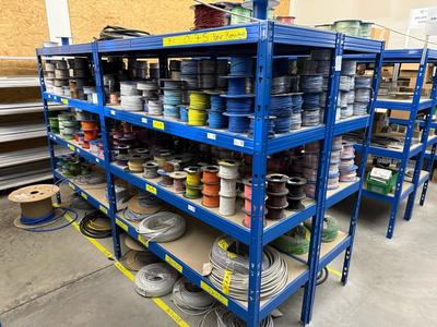 Översiktsbild av electrical cabinet components