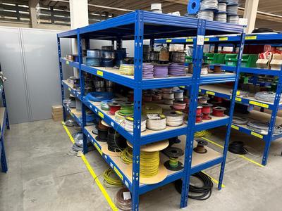 Översiktsbild av electrical cabinet components