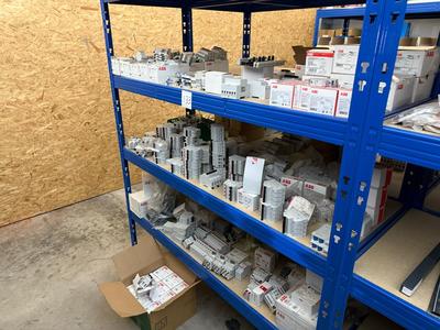 Översiktsbild av electrical cabinet components