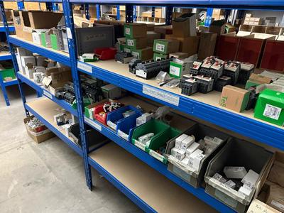 Översiktsbild av electrical cabinet components