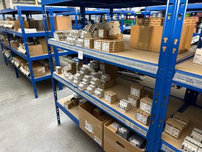 Översiktsbild av electrical cabinet components