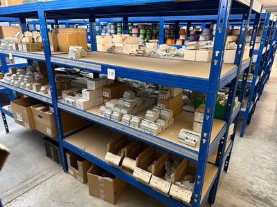 Översiktsbild av electrical cabinet components