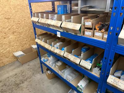 Översiktsbild av electrical cabinet components