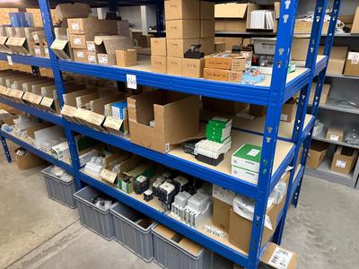 Översiktsbild av electrical cabinet components