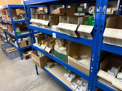 Översiktsbild av electrical cabinet components