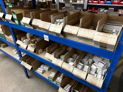 Översiktsbild av electrical cabinet components