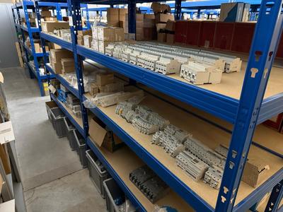 Översiktsbild av electrical cabinet components