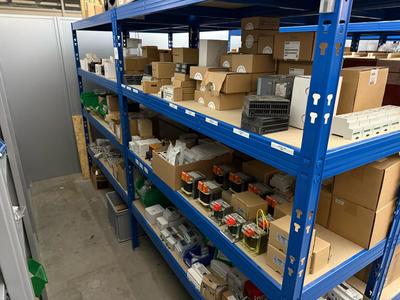 Översiktsbild av electrical cabinet components