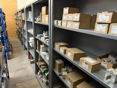 Översiktsbild av electrical cabinet components