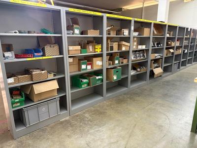 Översiktsbild av electrical cabinet components