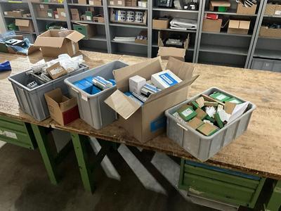 Översiktsbild av electrical cabinet components