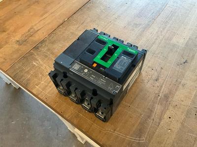 Översiktsbild av 2022 schneider NSX 100B circuit breaker