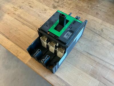 Översiktsbild av schneider NSX 400n circuit breaker