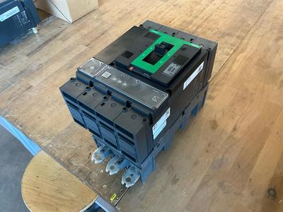 Översiktsbild av 2023 schneider NSX 400F circuit breaker