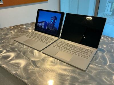 Immagine panoramica di Microsoft Laptop (2x)