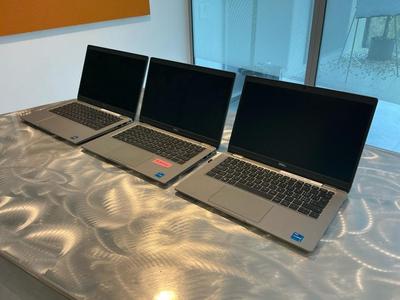 Immagine panoramica di 2021 Dell Latitude 5320 Laptop (3x)