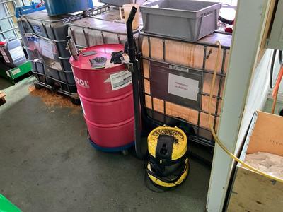 Overview picture of Oil drum and Kärcher vacuum