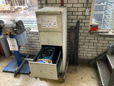 Overzichtsfoto van metalen kast met inhoud