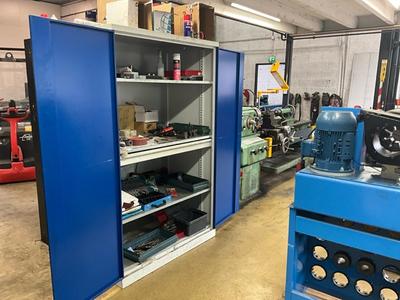 Overzichtsfoto van Metalen kast met inhoud