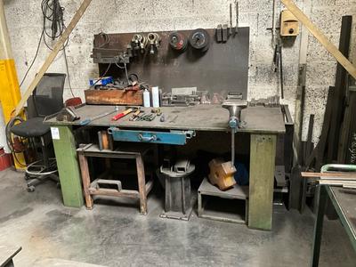 Översiktsbild av metal workbench