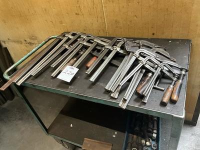 Översiktsbild av batch of glue clamps