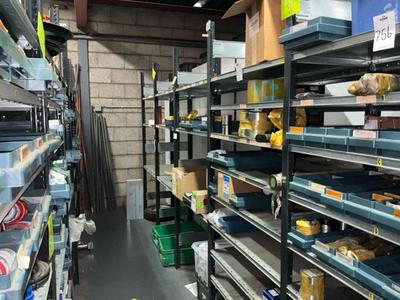 Overzichtsfoto van diverse reserve onderdelen